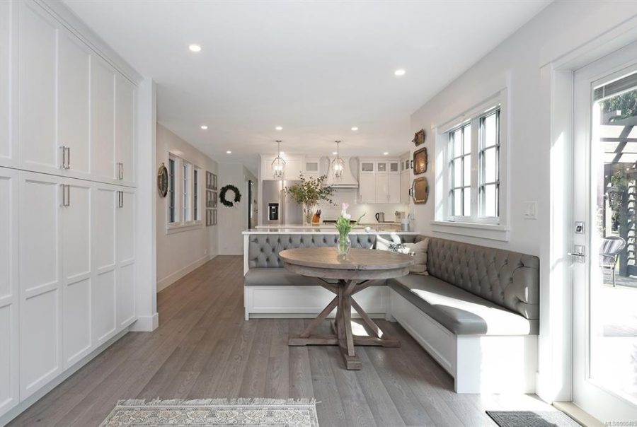 custom bench seating area in kitchen by Errington's Pickard Construction